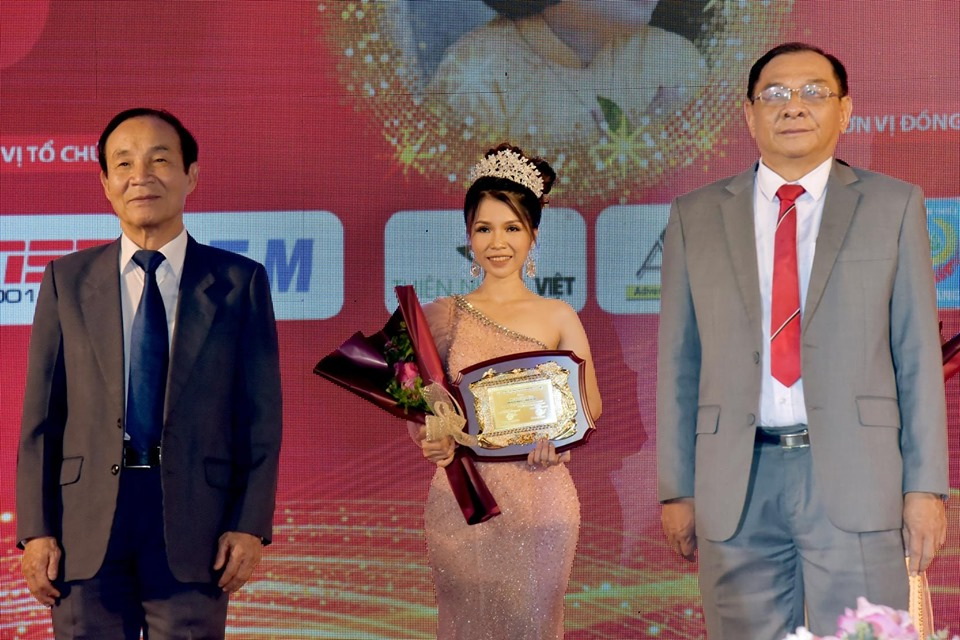 Ca sĩ - doanh nhân Thái Ngọc Thanh tại buổi vinh danh