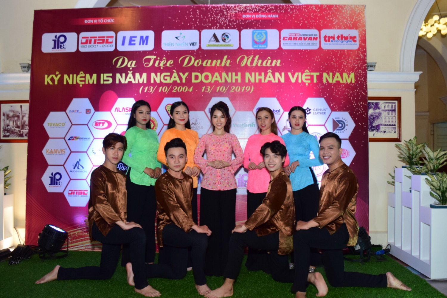 Ngoài nhận cúp và bằng khen vinh danh, doanh nhân Thái Ngọc Thanh còn tham gia trình diễn văn nghệ